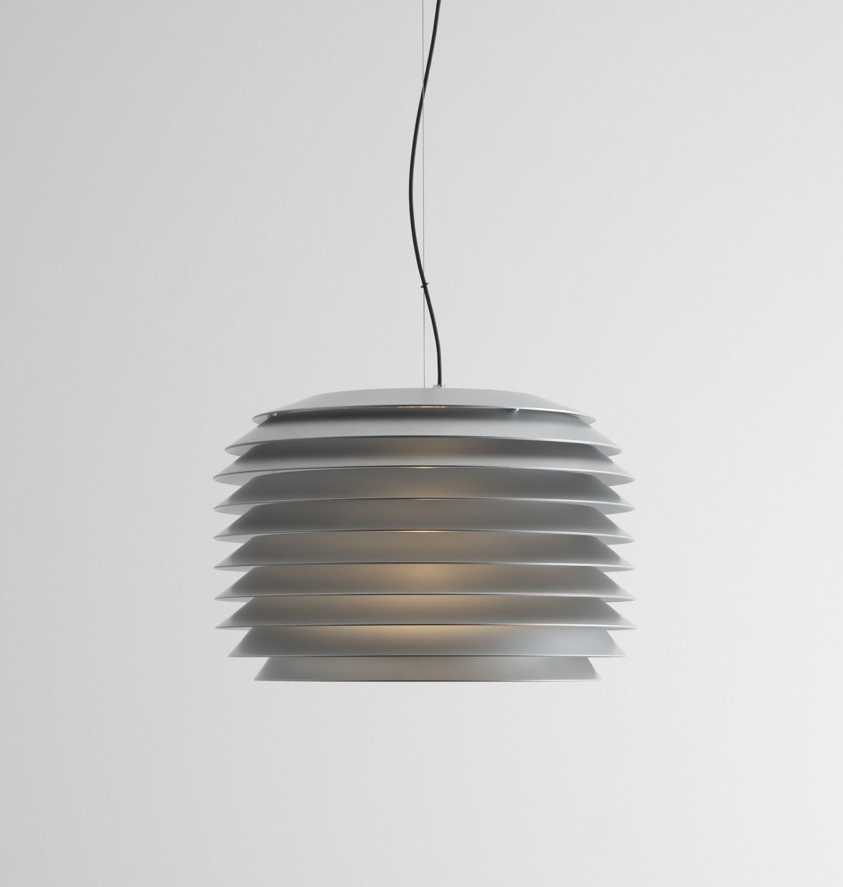 Silberne Artemide Hängeleuchte mit Lamellen, moderne Deckenlampe für Wohnzimmer und Esszimmer.