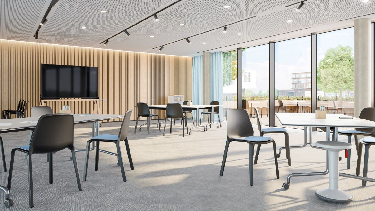 Besucherstuhl Monois1 von Interstuhl in einem hellen Konferenzraum mit Tischen und Stühlen.