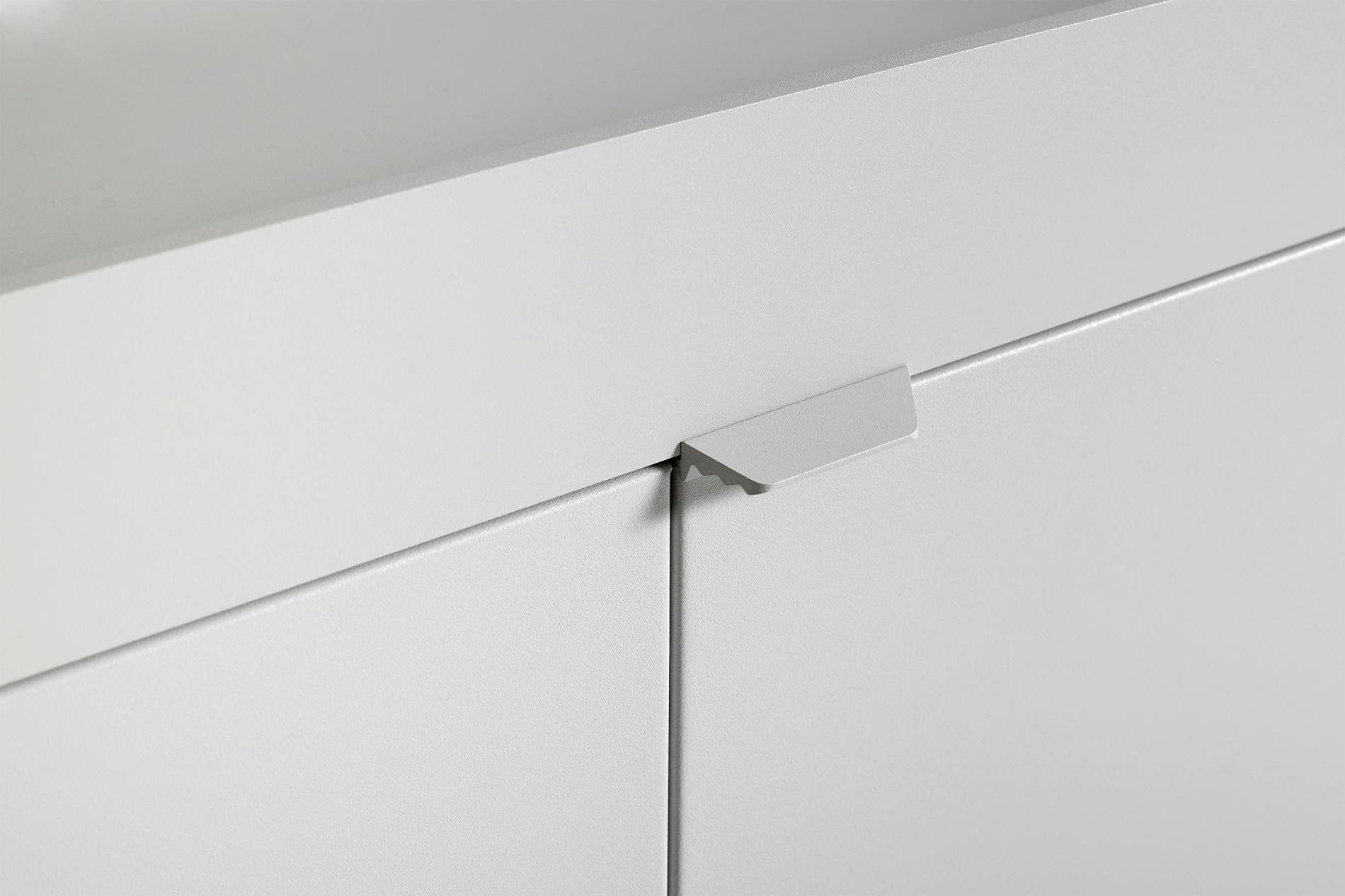 Detailaufnahme: Graues New Order Sideboard von Hay, Schubladen mit minimalistischen Griffen.
