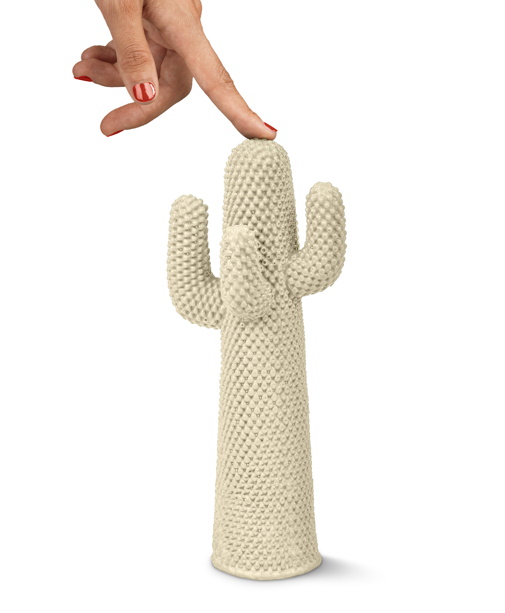 Weißer Guframini Cactus Miniatur Design-Kaktus, berührt von einer Hand, dekoratives Einzelstück für Wohnaccessoires.