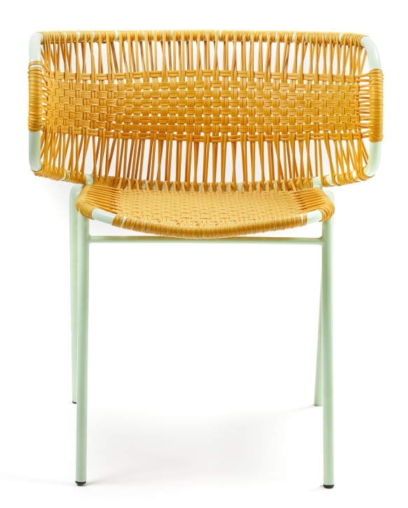 Cielo Armlehnstuhl: Stapelbarer Outdoor-Stuhl mit gelbem Geflecht und mintgrünem Metallgestell von ames.