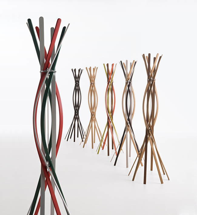 Casamania Horm Twist Garderobenständer aus Buchenholz in verschiedenen Farben, modernes Design für Flur und Diele.