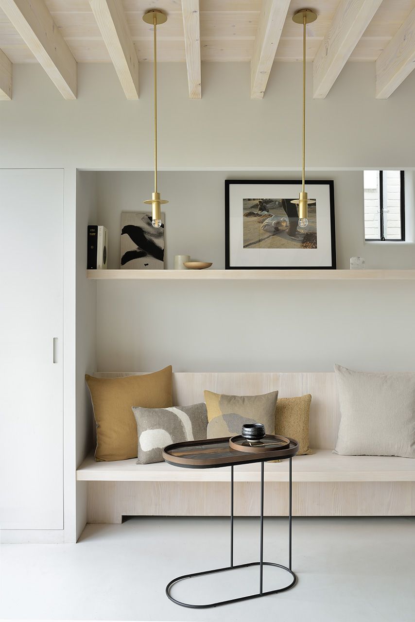 Schwarzer, lackierter Ethnicraft Beistelltisch aus Holz mit ovaler Tischplatte im modernen Wohnraum.