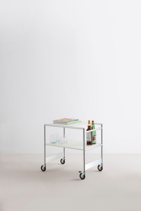 SIR Mox Servierwagen: Moderner Barwagen mit Rollen, zwei Ablagen, Getränken und Gläsern.