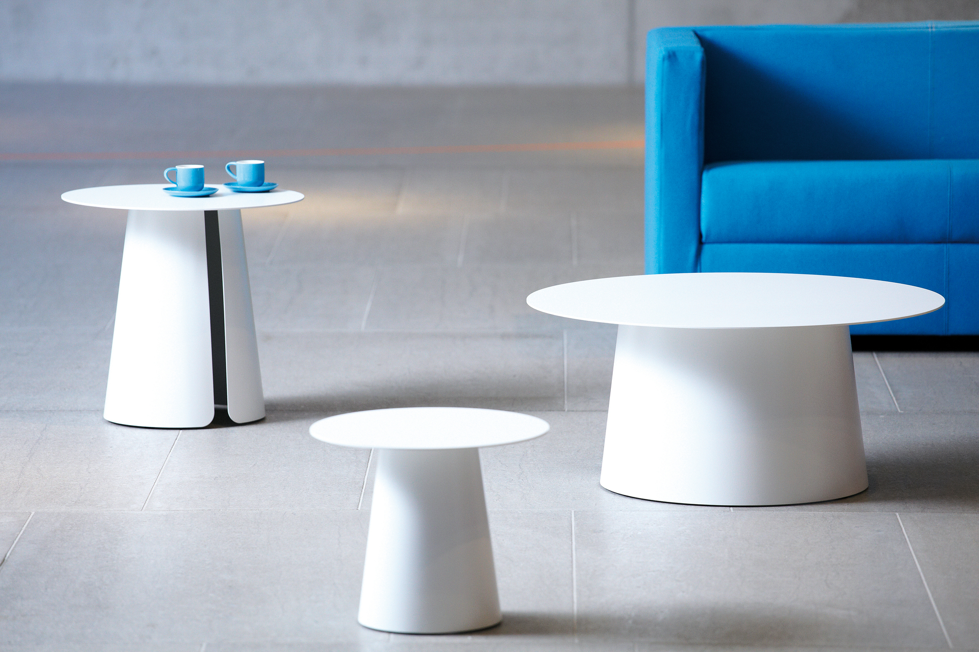 Weißer Feel Beistelltisch von Jan Kurtz, runde Tischplatte, modernes Design, ideal als Couchtisch.