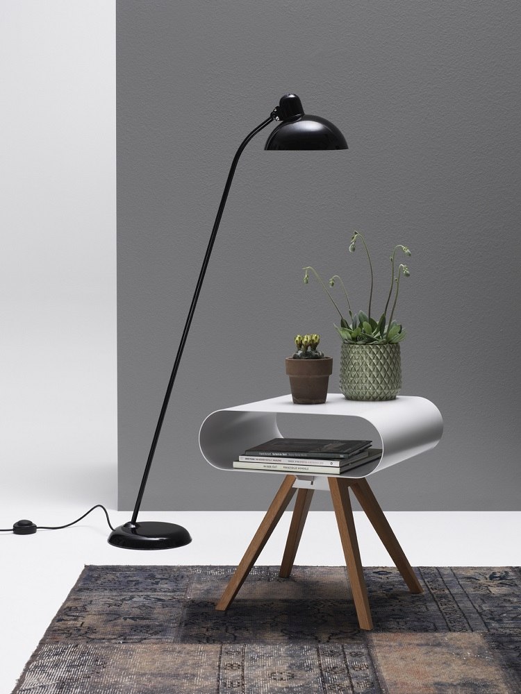 LO 12 Beistelltisch von Müller Möbelfabrikation in Weiß mit Holzbeinen, Ablage und Dekoration.