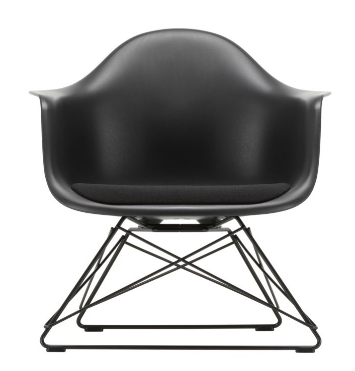 Schwarzer Eames Plastic Arm Chair LAR Schaukelstuhl von Vitra mit Sitzpolster, Frontansicht.