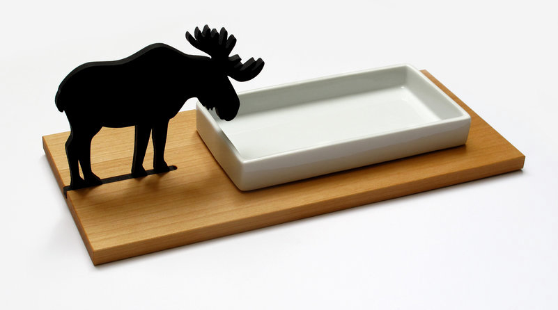 Keksschale Elch: Keramikschale auf Holzbrett mit Elch-Silhouette, ideal für Kekse, Gebäck und Snacks.