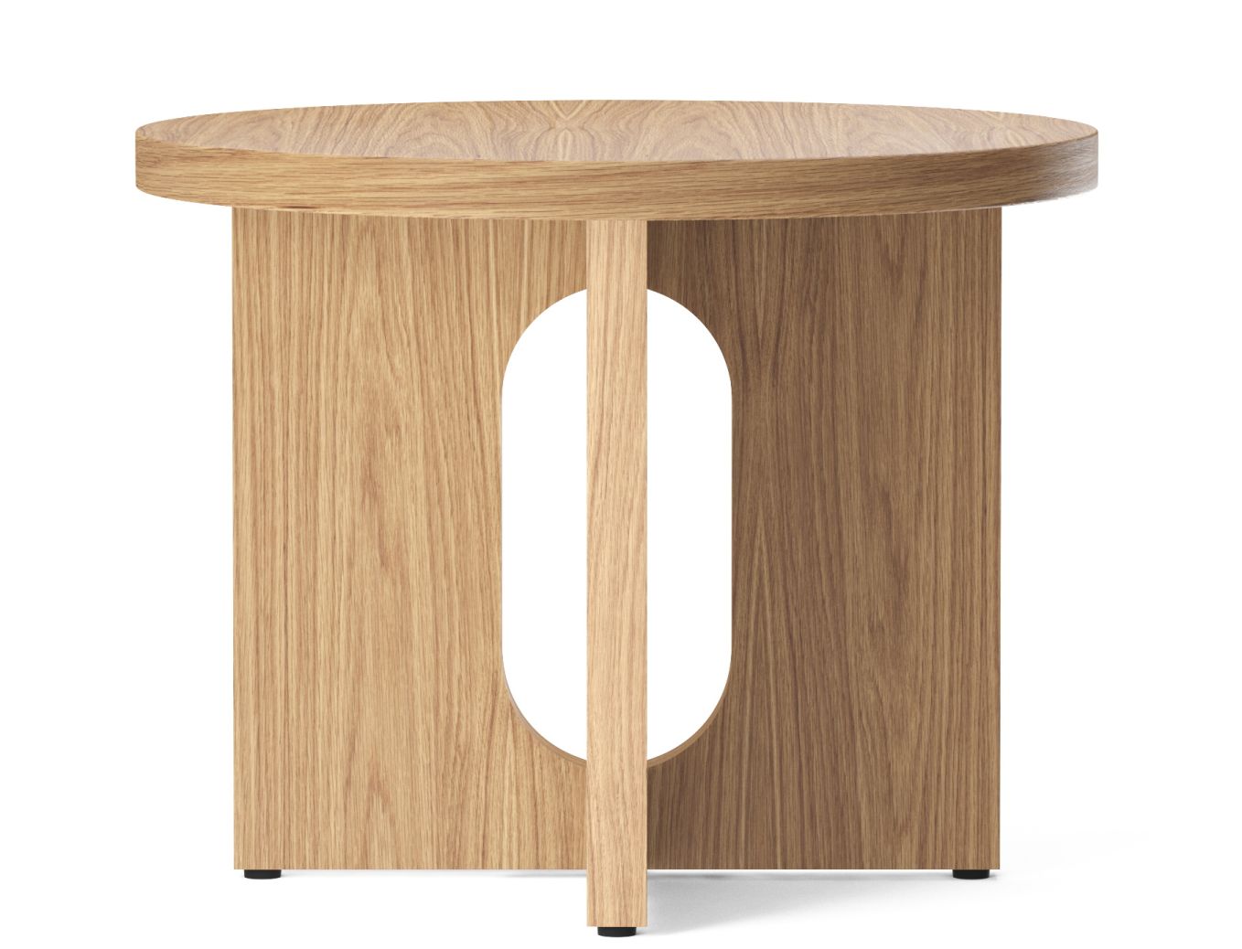 Androgyne Beistelltisch von Audo, Ø50 cm, aus hellem Eichenholz mit runder Tischplatte und ovalem Ausschnitt.