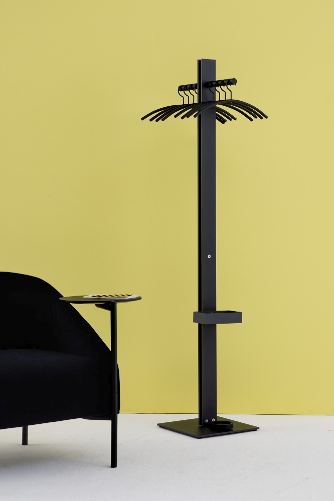 Schwarzer Standfree P Garderobenständer mit Schirmständer von Cascando, inklusive Kleiderbügeln und Ablagefach. Moderner Garderobenständer für Büro und Zuhause.