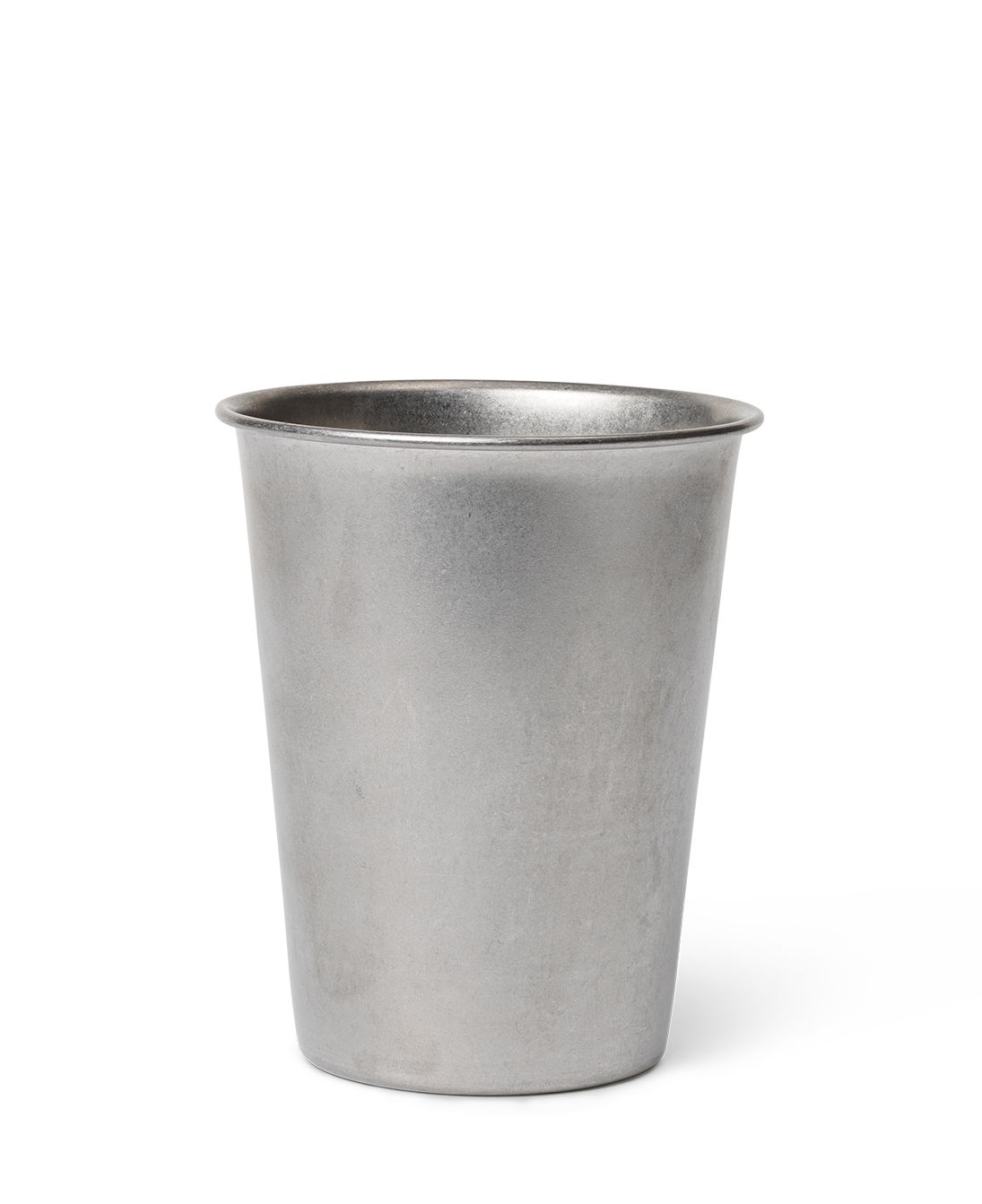 Ferm Living Tumbled Cup: Silberne Campingtasse / Picknicktasse aus Edelstahl, ideal für Outdoor-Abenteuer.