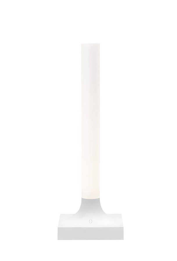 Goodnight Akkuleuchte von Kartell, weiße Tischleuchte mit Akku, modernes Design für Nachttisch oder Tisch.