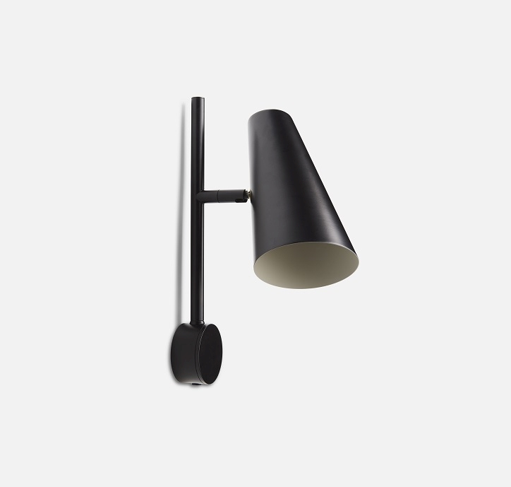 Schwarze Cono Wandleuchte von Woud: Moderne Innenbeleuchtung mit Kegelform und minimalistischem Design.