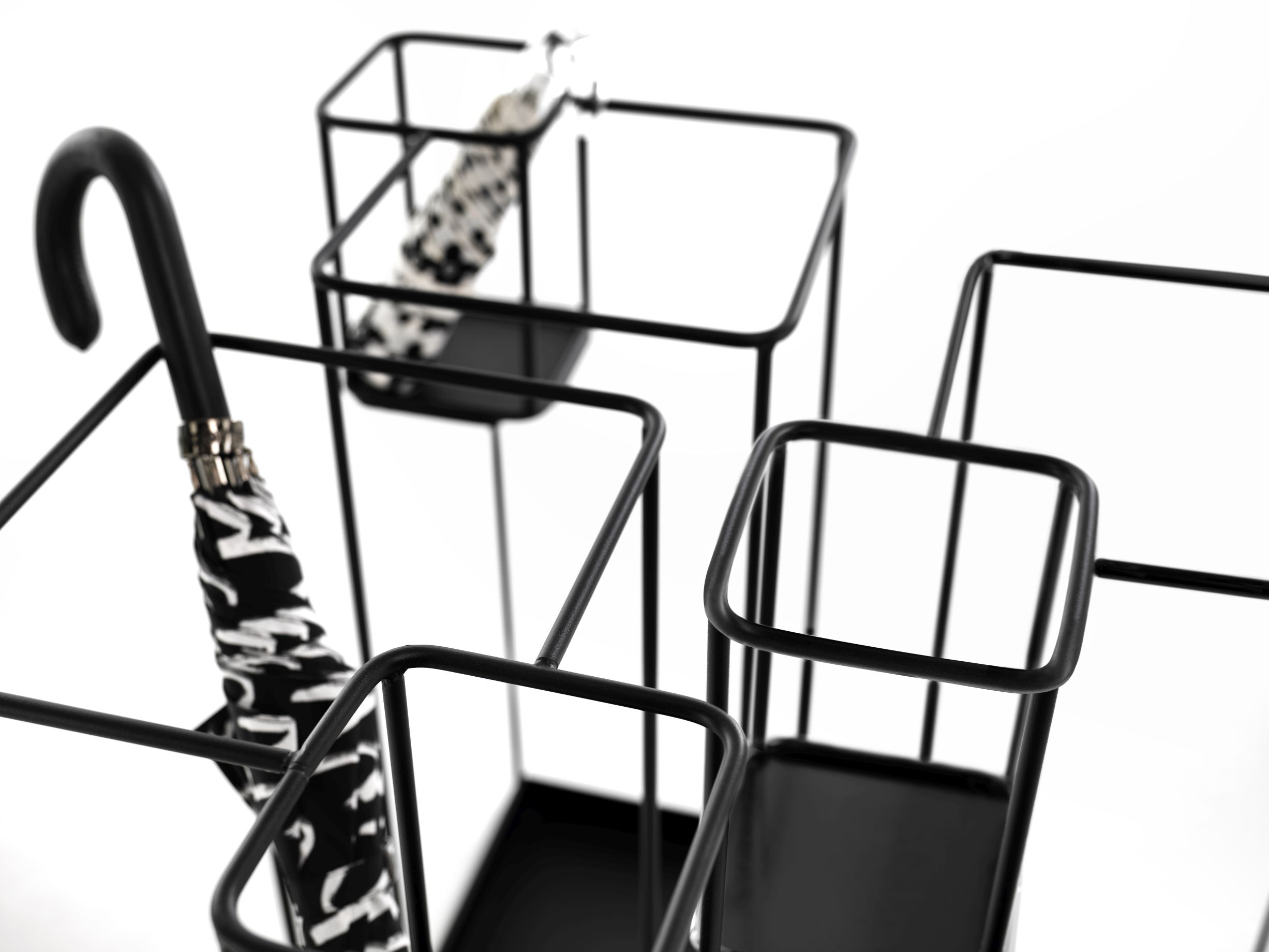 Schwarzer Mogg Duo Schirmständer aus Metall mit zwei Schirmen, modernes Design für Flur und Eingangsbereich.