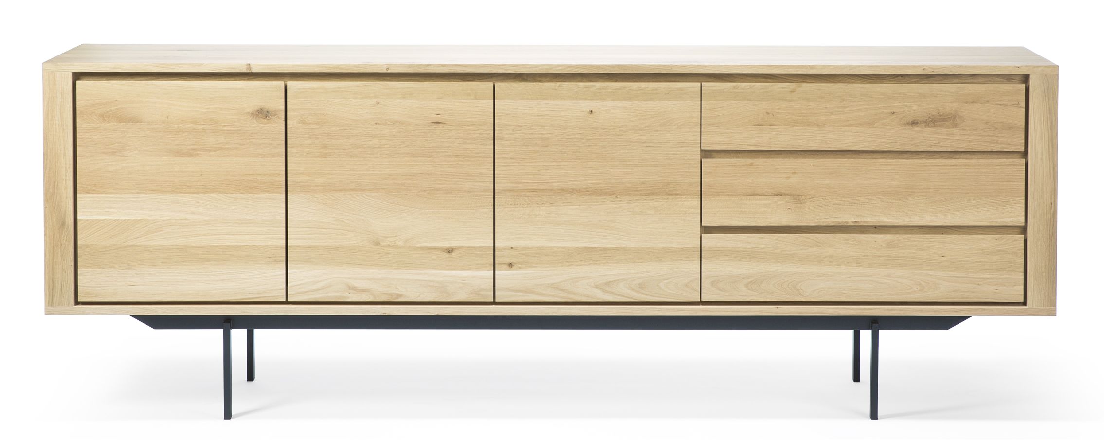 Ethnicraft Shadow Eiche Anrichte: Moderne Kommode aus hellem Eichenholz mit schwarzen Metallbeinen.