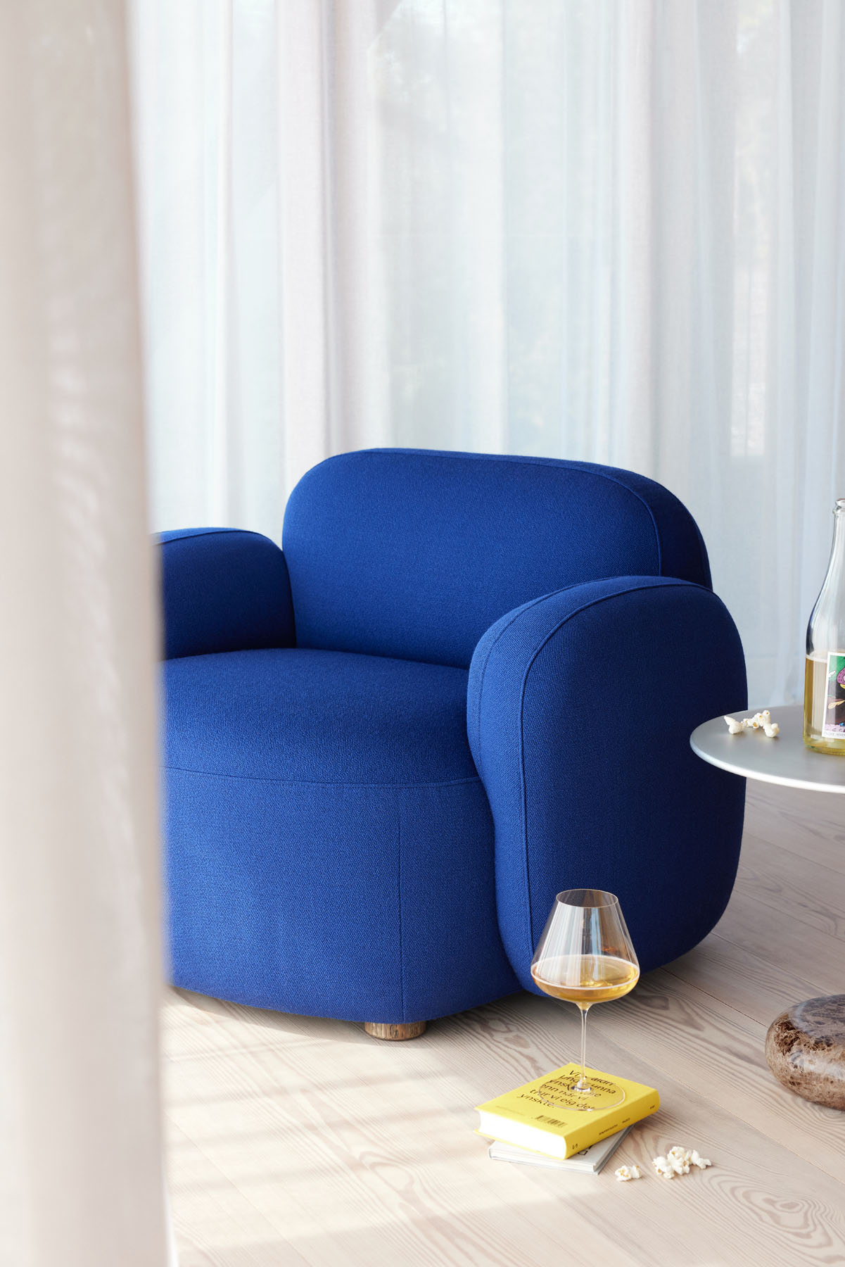 Gem Loungesessel mit Armlehne von Northern in Blau, gemütlicher Sessel für Wohnzimmer und Lounge.