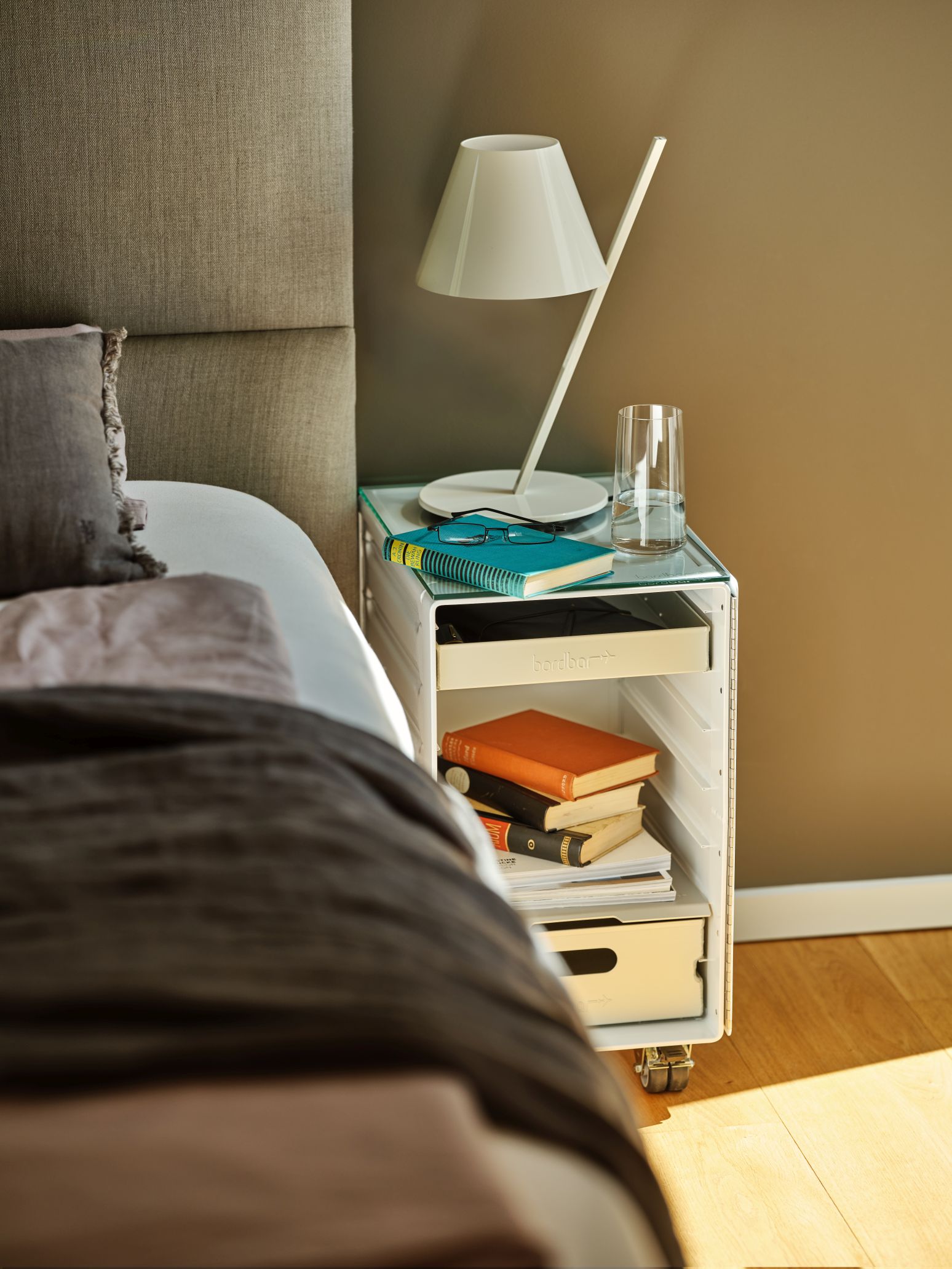 Box Nachttisch Equipment Set Zubehör Bordbar