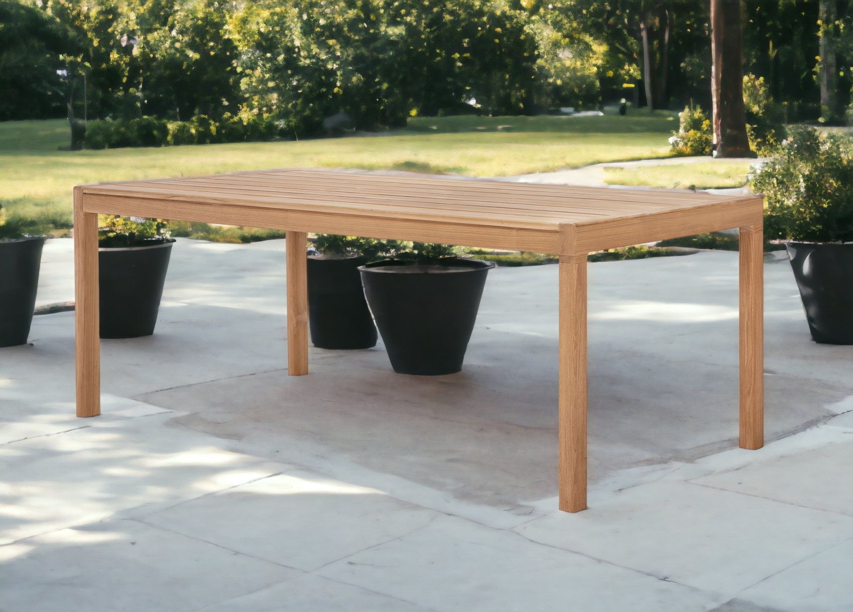 Rechteckiger Jack Outdoor Esstisch aus Teakholz von Ethnicraft im Garten, ideal für Mahlzeiten im Freien.