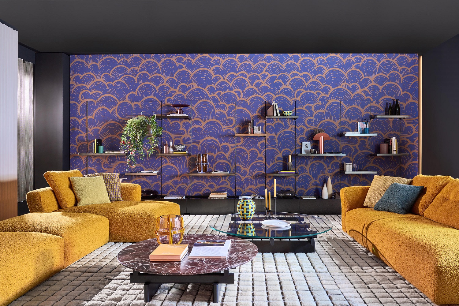 Gelbes Cassina Sofa im Wohnzimmer mit Couchtisch und blau gemusterter Wand.