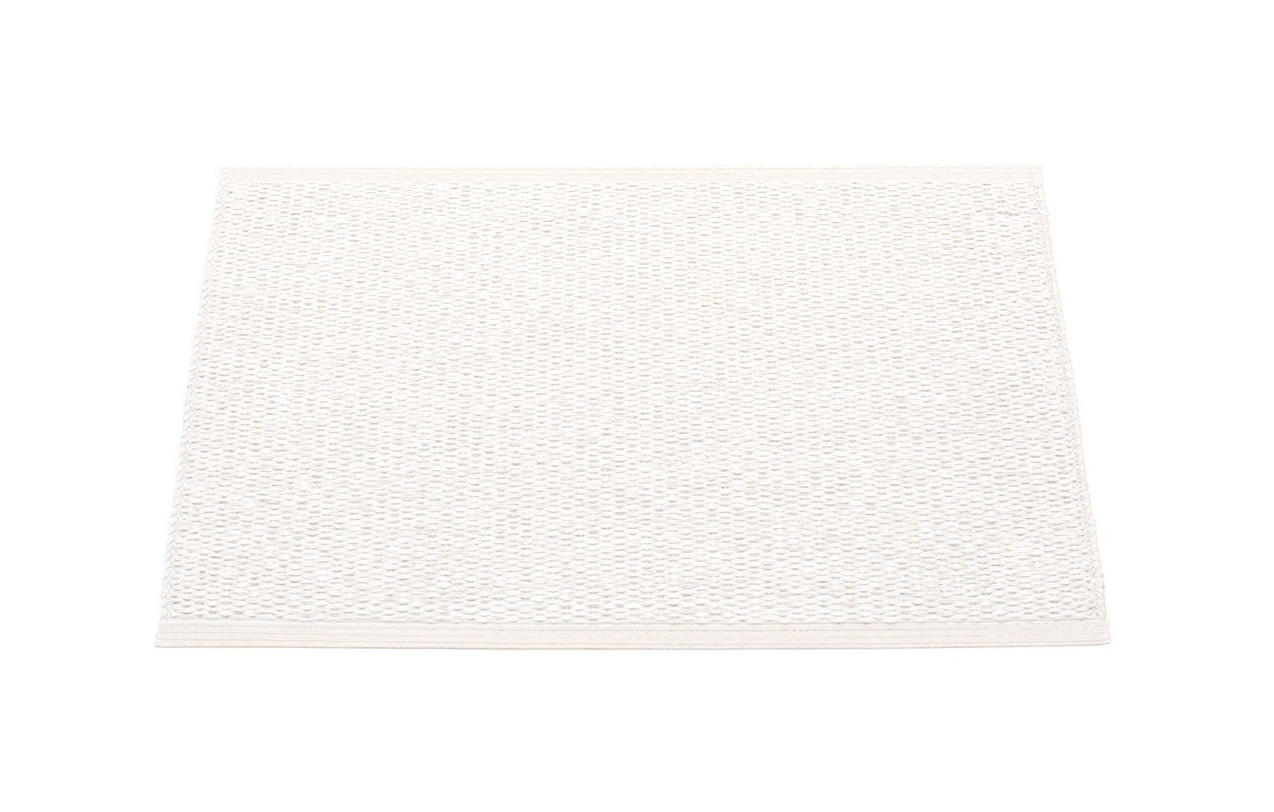 Grauer Svea Kunststoffteppich von Pappelina, 70x50 cm, für drinnen und draußen. Strapazierfähiger Teppich.