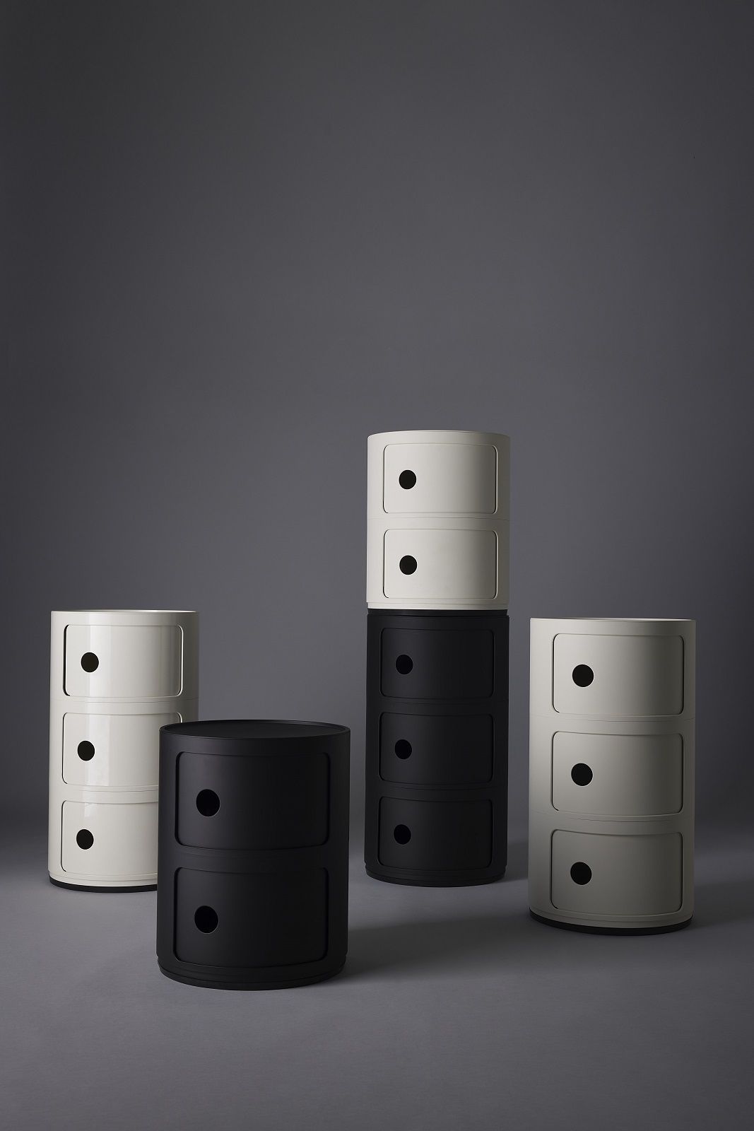 Mehrere Kartell Componibili Aufbewahrungselemente in Schwarz und Weiß, runde Form mit Fächern.