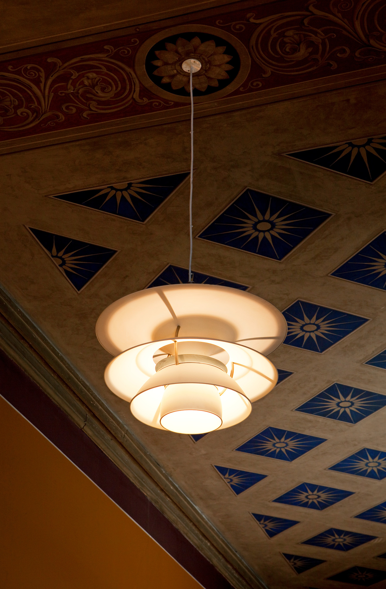 Weiße PH Pendelleuchte von Louis Poulsen, modernes Design für Wohnzimmer und Esszimmer.