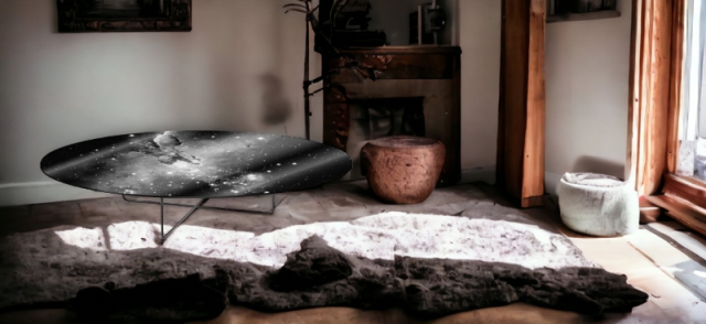 Galaxy Low Table: Runder, niedriger Couchtisch von Moroso Diesel mit Galaxie-Muster im Wohnzimmer.