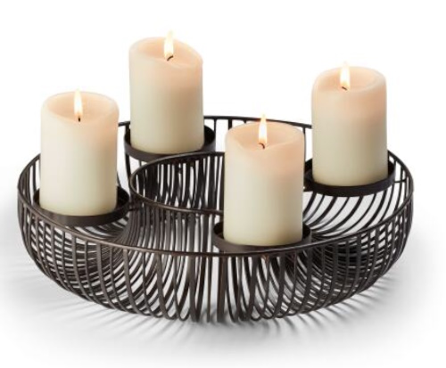 Panama Adventskranz von Philippi mit vier brennenden, weißen Stumpenkerzen in einem modernen, dunklen Metallkorb.