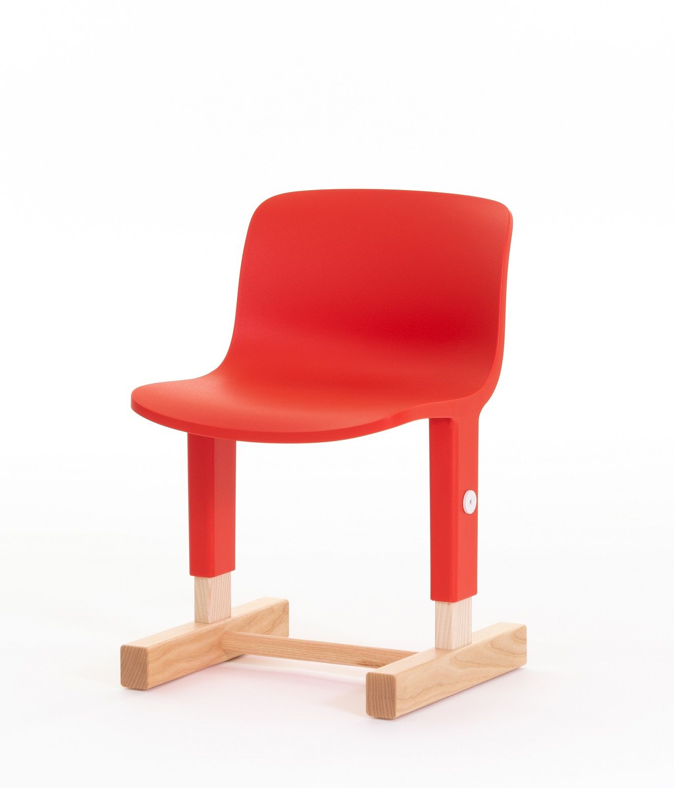 Oranger Little Big Chair Kinderstuhl von Magis, höhenverstellbar mit Holzfuß, isoliert auf Weiß.