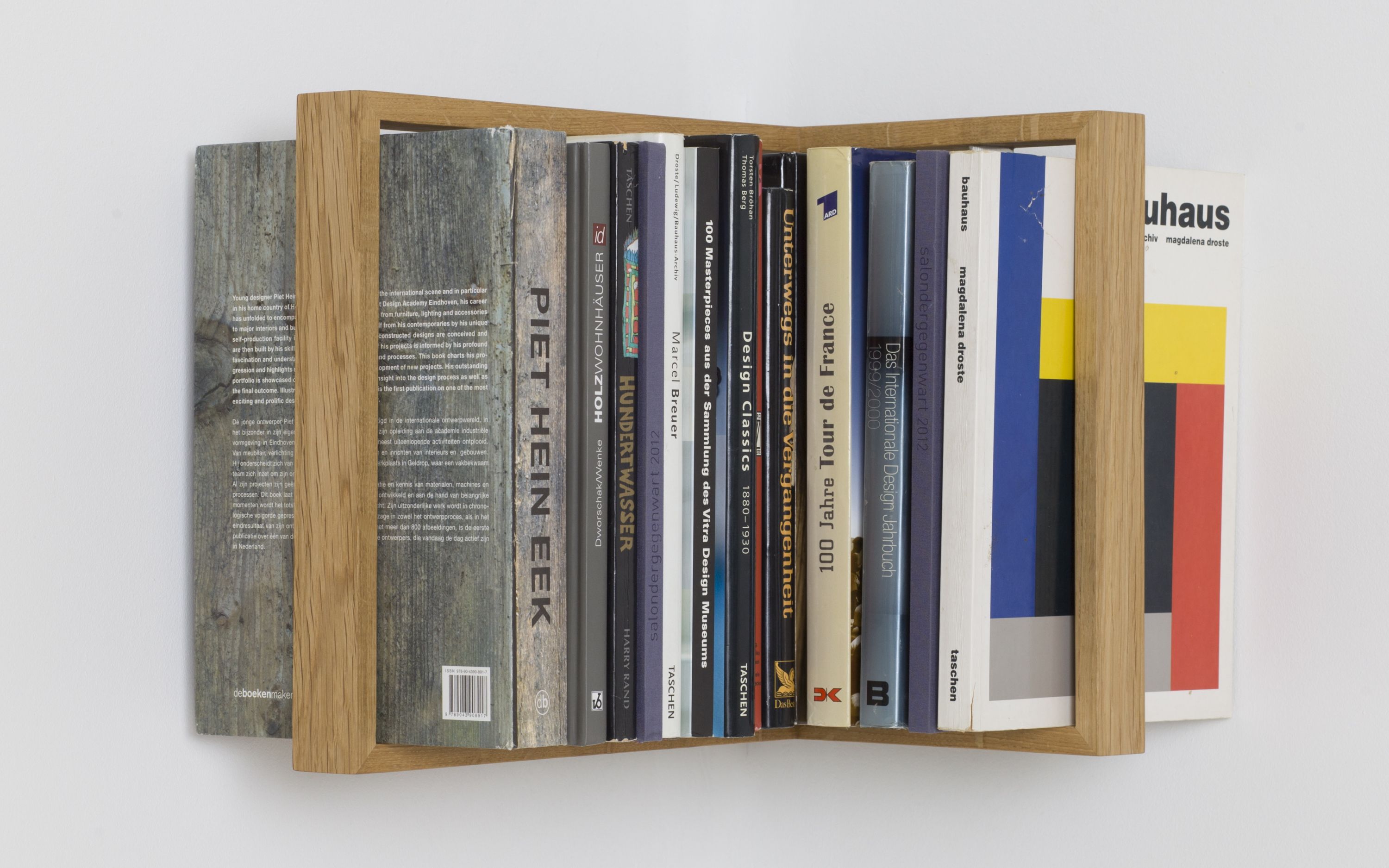 Eiche Regal b-eck3, das kleine b, mit Büchern. Wandregal aus hellem Holz, Bücherregal.