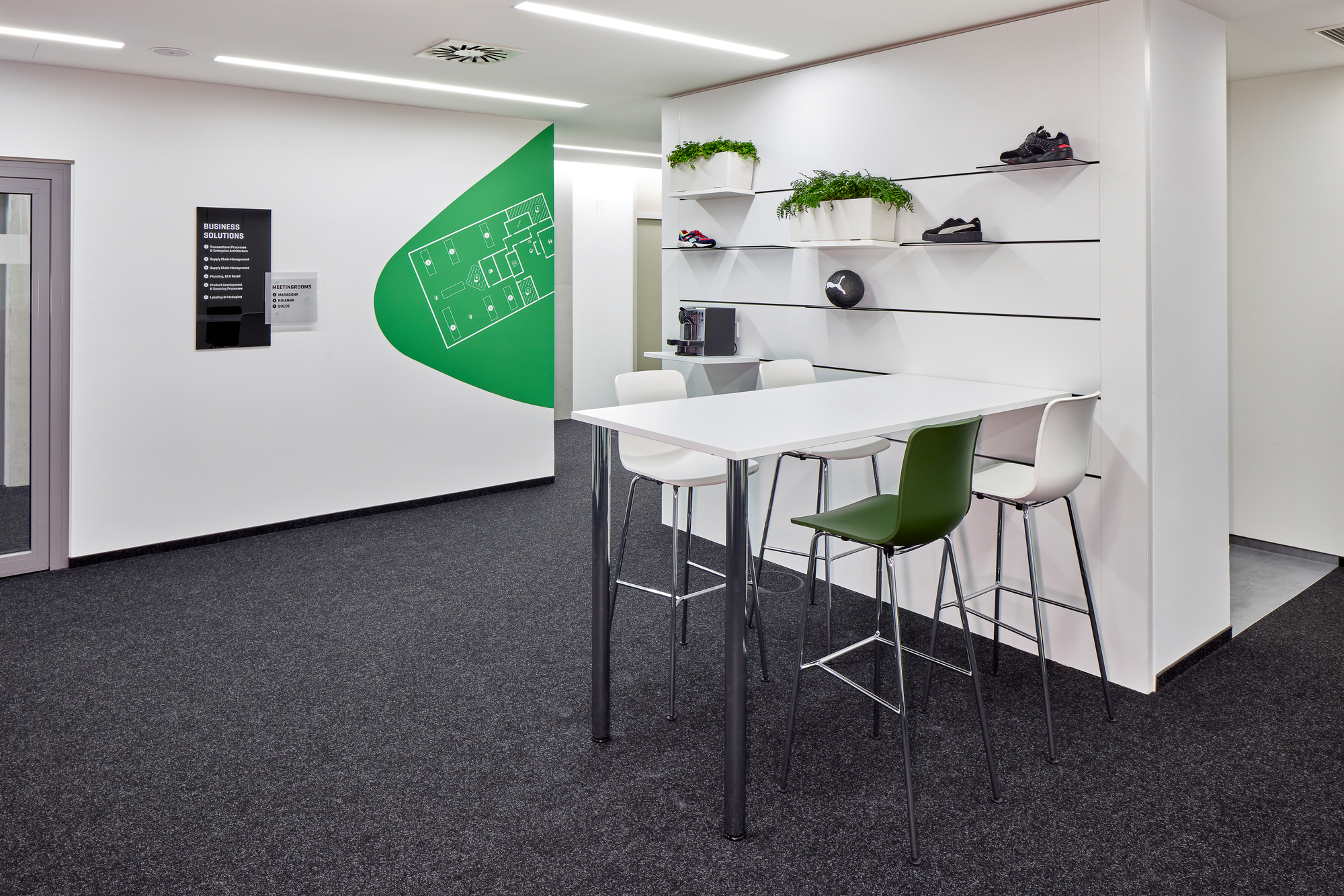 Bürointerieur mit weißen und grünem Hal RE Stool High Barhocker von Vitra an Stehtisch.