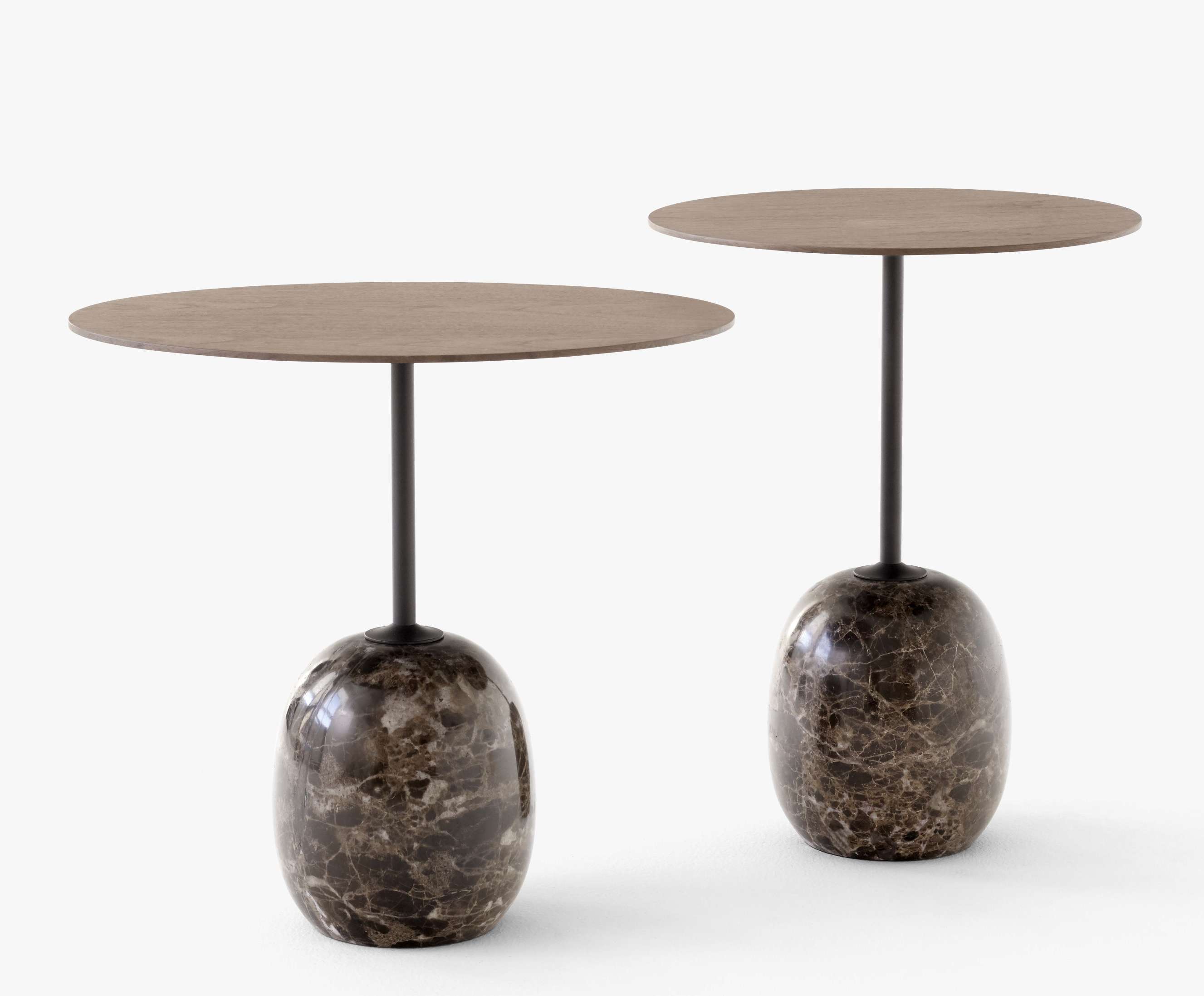 Zwei AndTradition Lato Beistelltische mit Nussbaum-Holzplatte und Marmor Emparador Basis.
