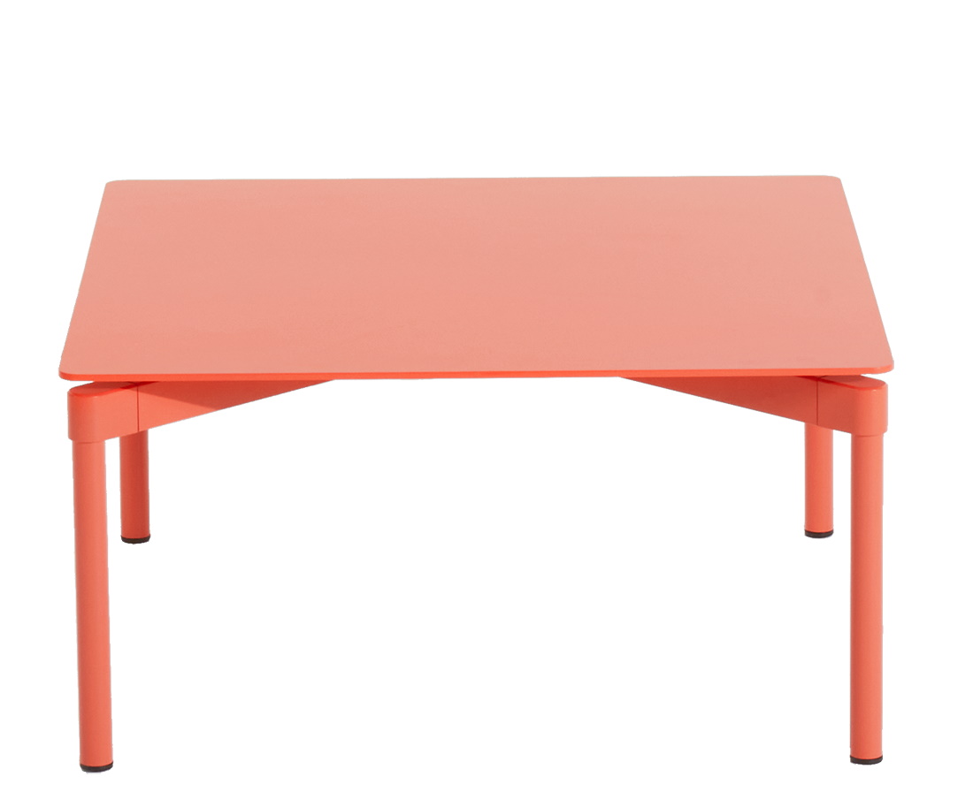 Korallfarbener Fromme Coffee Table Couchtisch von Petite Friture, quadratische Tischplatte und vier Beine.