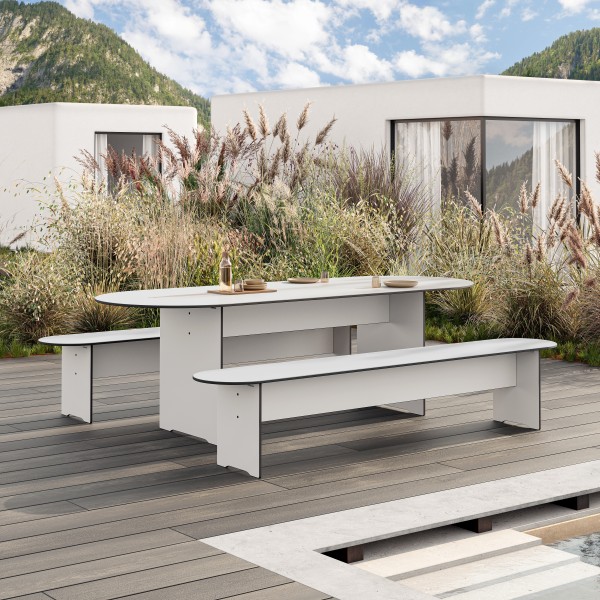 Riva Vario Round Tisch von Conmoto, weißer Gartentisch mit Bänken im Außenbereich.