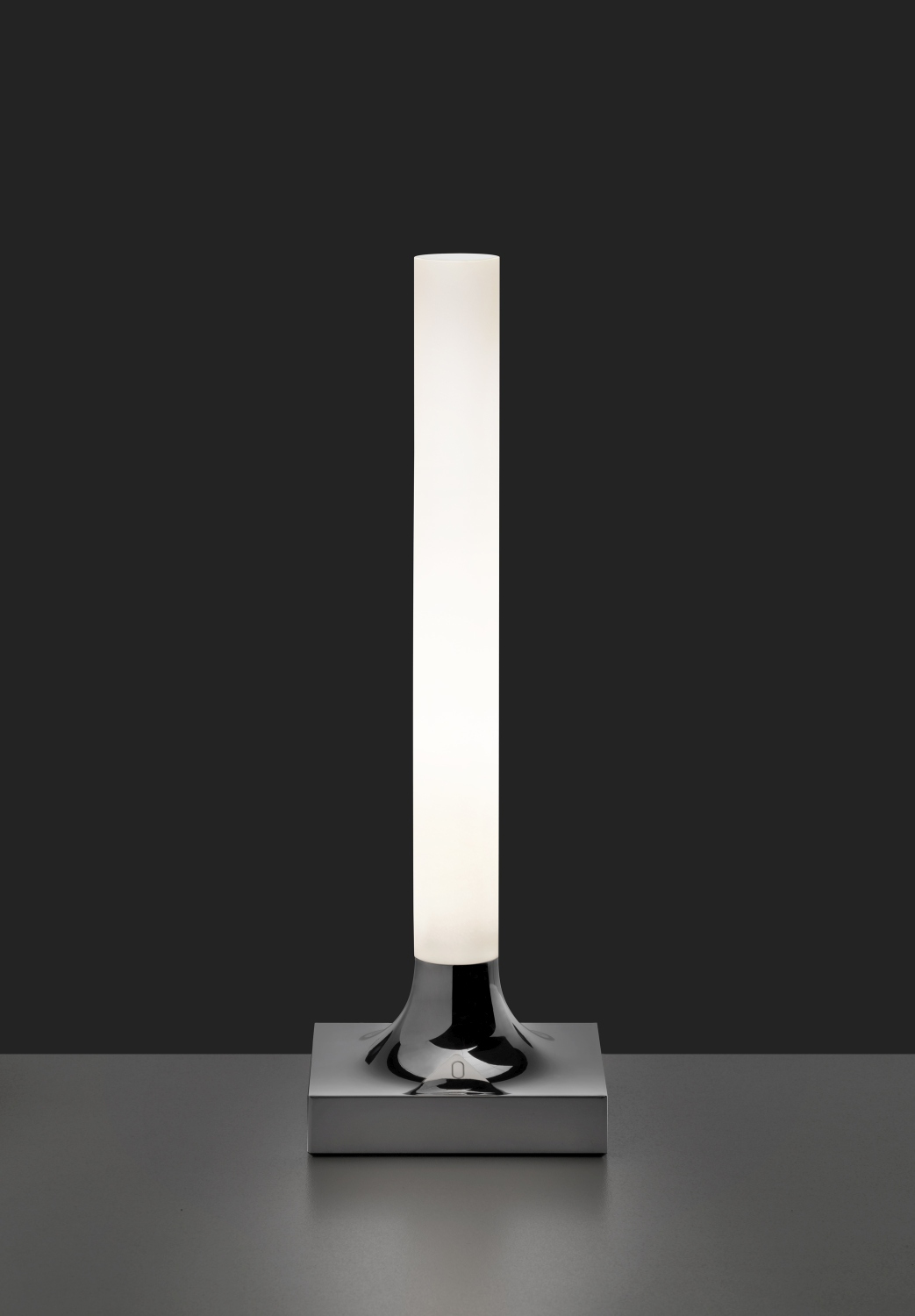 Goodnight Akkuleuchte von Kartell, poliert verchromt, mit zylindrischem Leuchtkörper und quadratischem Sockel.