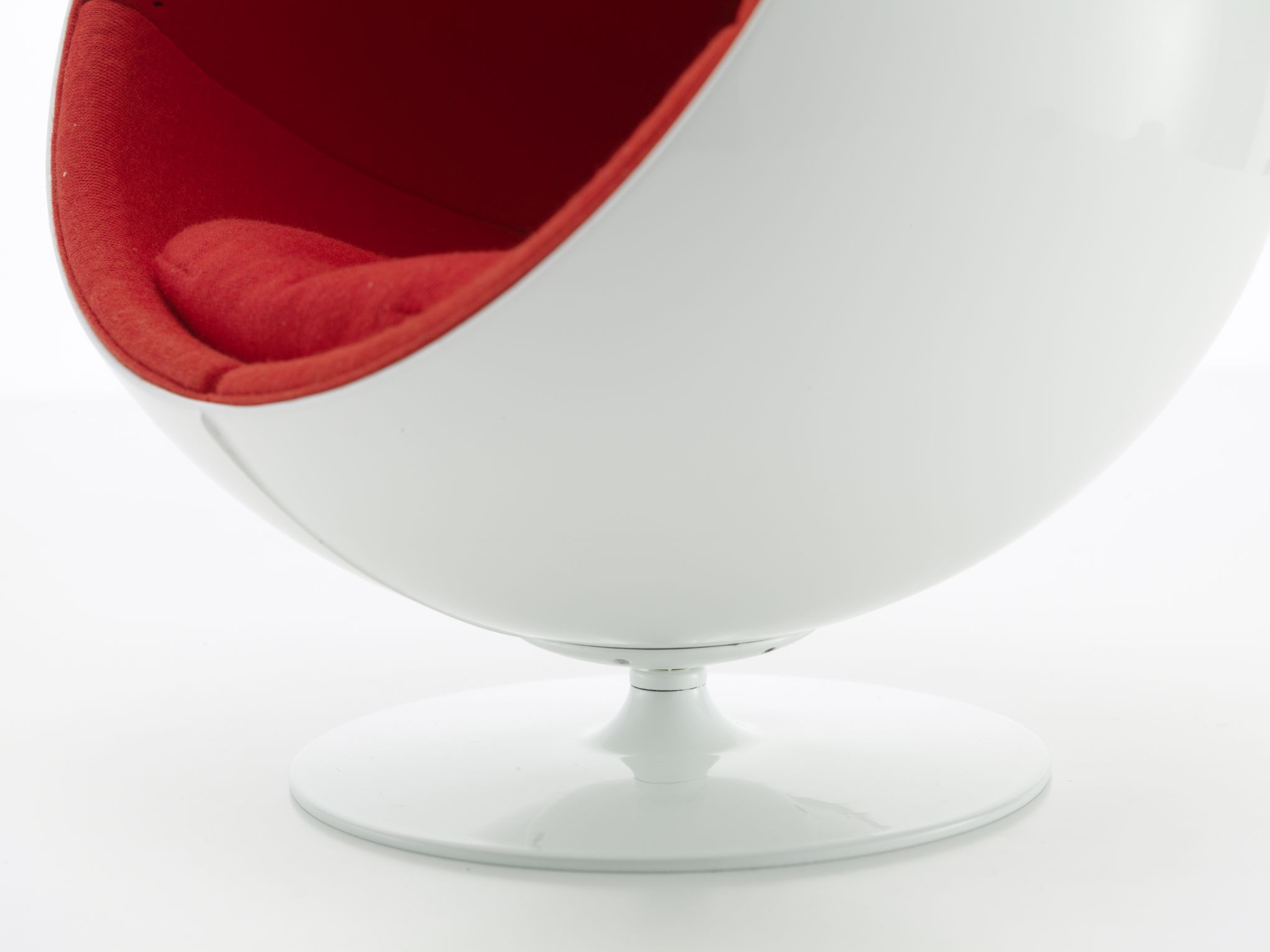 Detailaufnahme des Vitra Ball Chair Miniatur, weiß mit roter Innenausstattung, modernes Designmöbel.