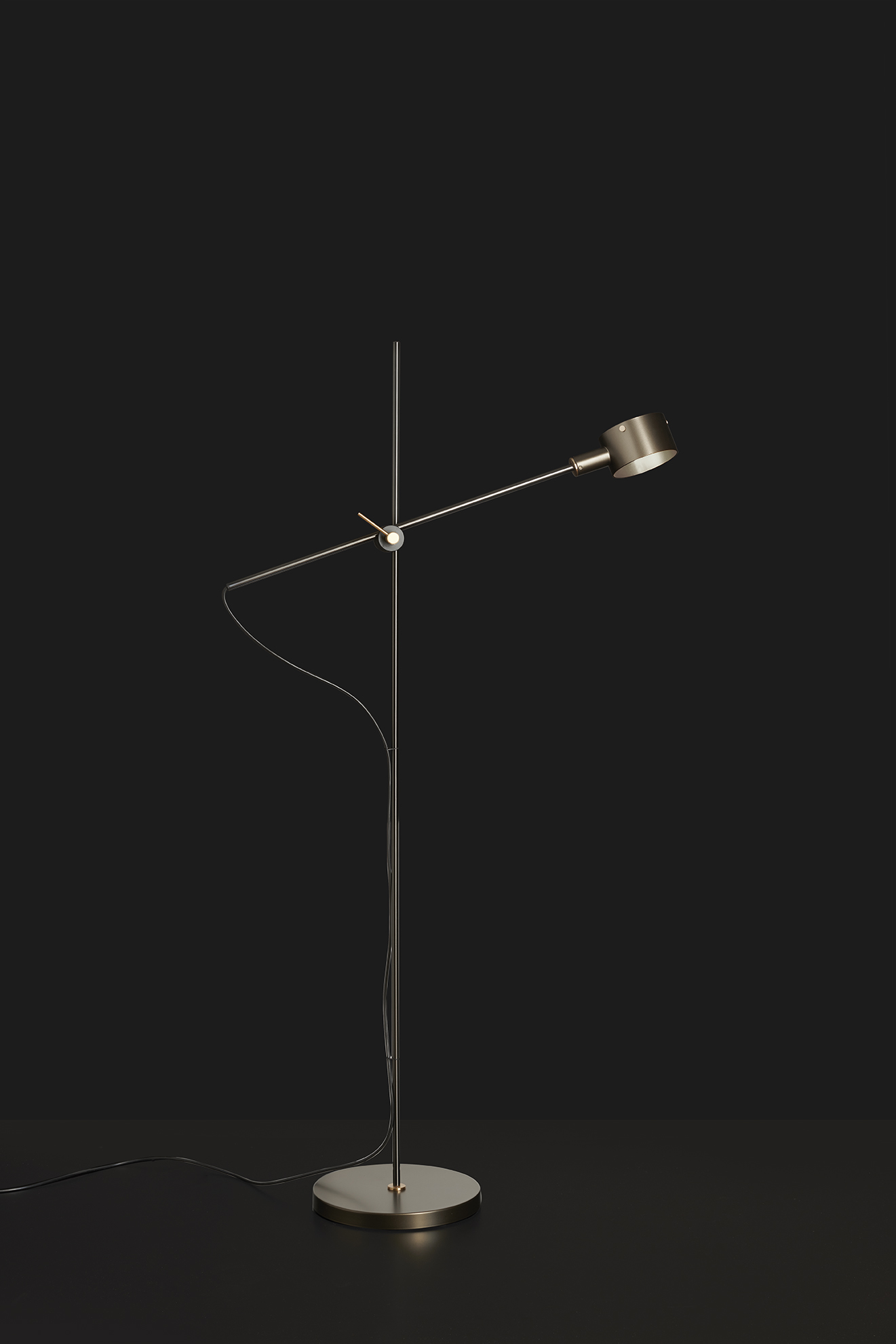 G.O. 352 Stehleuchte von Oluce: Moderne, minimalistische Stehlampe mit verstellbarem Arm und Kopf.