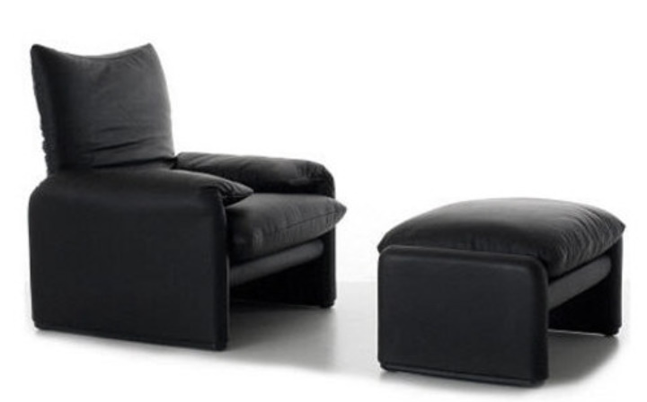 Schwarzer Cassina Maralunga Hocker aus Leder neben passendem Sessel für Wohnzimmer und Lounge.