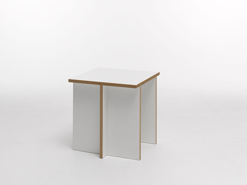 Weißer Tojo Hocker aus der Tischgruppe, minimalistisches Design für moderne Wohnräume, vielseitig einsetzbar.