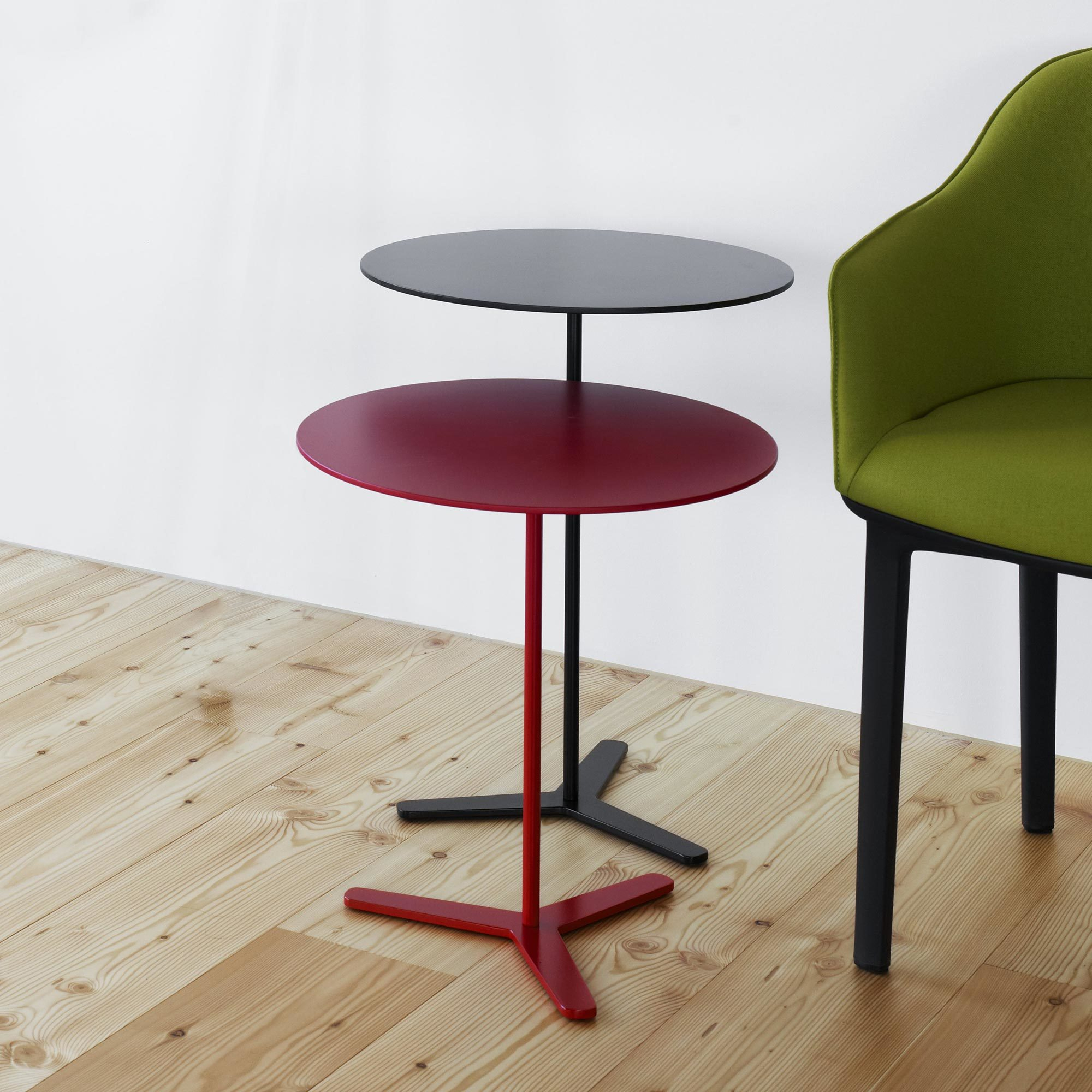 Tre Beistelltisch Mox: Roter und schwarzer, runder Beistelltisch aus Metall, modernes Design für Wohnzimmer und Büro.