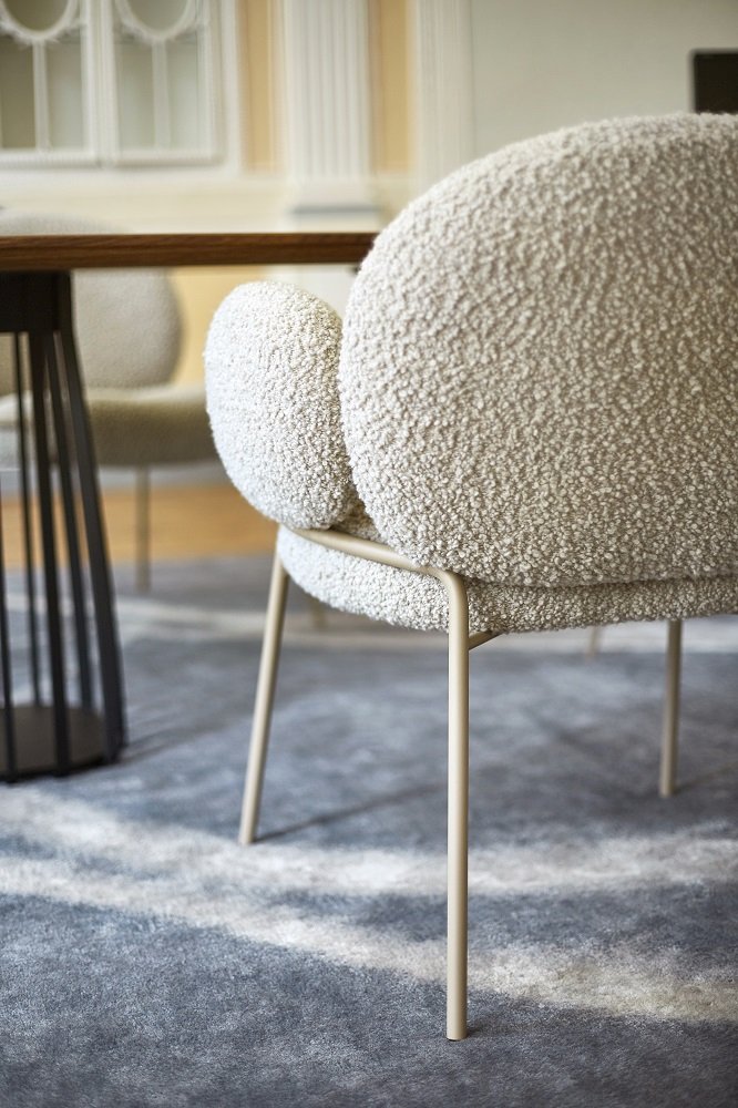 Nana Armchair von Freifrau Manufaktur: Detailansicht des beigen Sessels mit Bouclé-Bezug und filigranem Gestell.