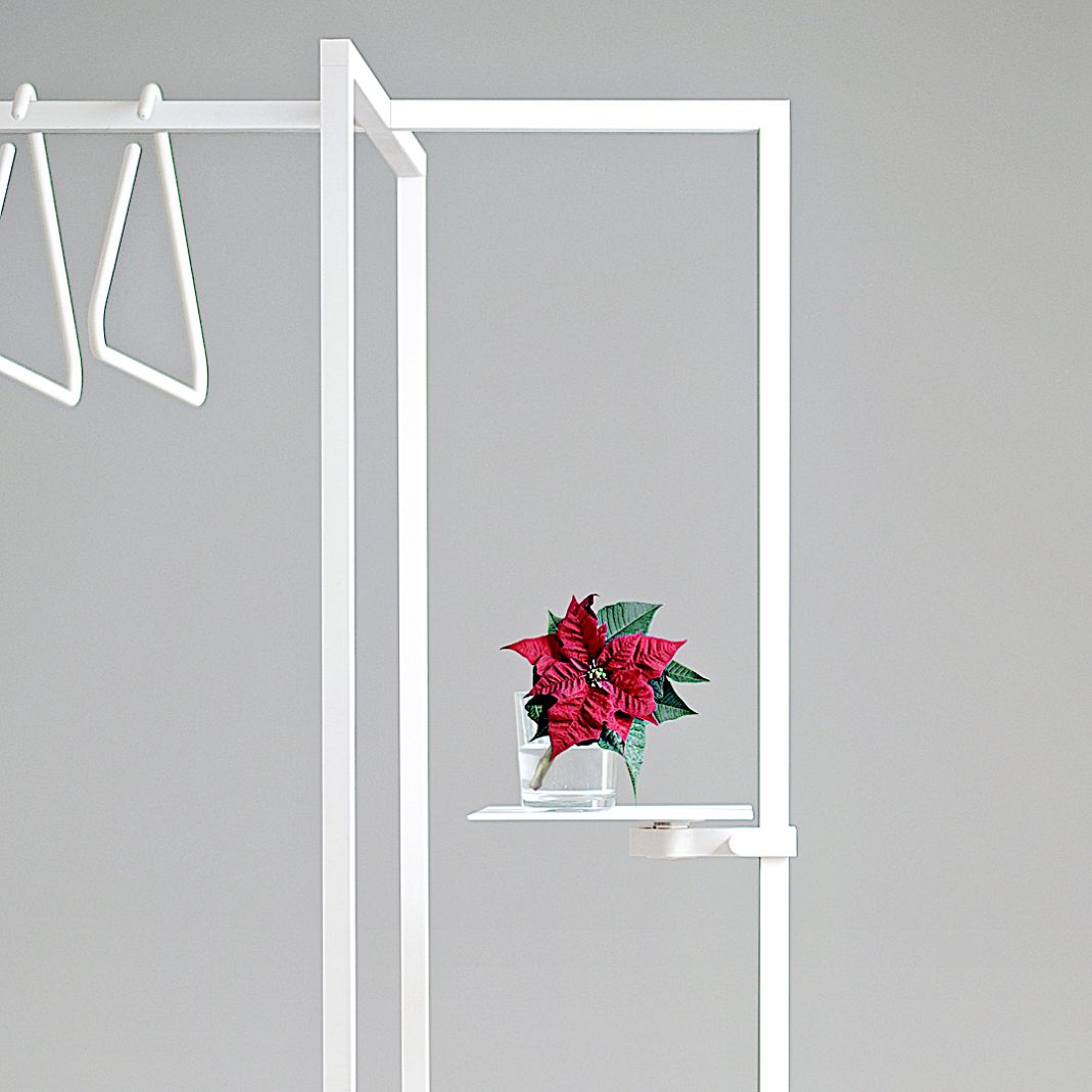 Roomsafari Modular Frames L Garderobe in Weiß mit Ablage und Dekoration. Moderne Garderobenlösung.