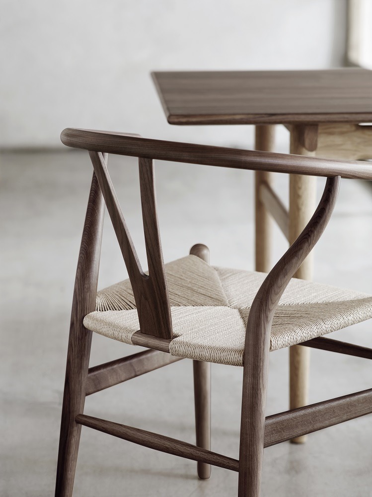 Detailansicht des CH24 Wishbone Chair Stuhls von Carl Hansen & Søn in Räucheröl.