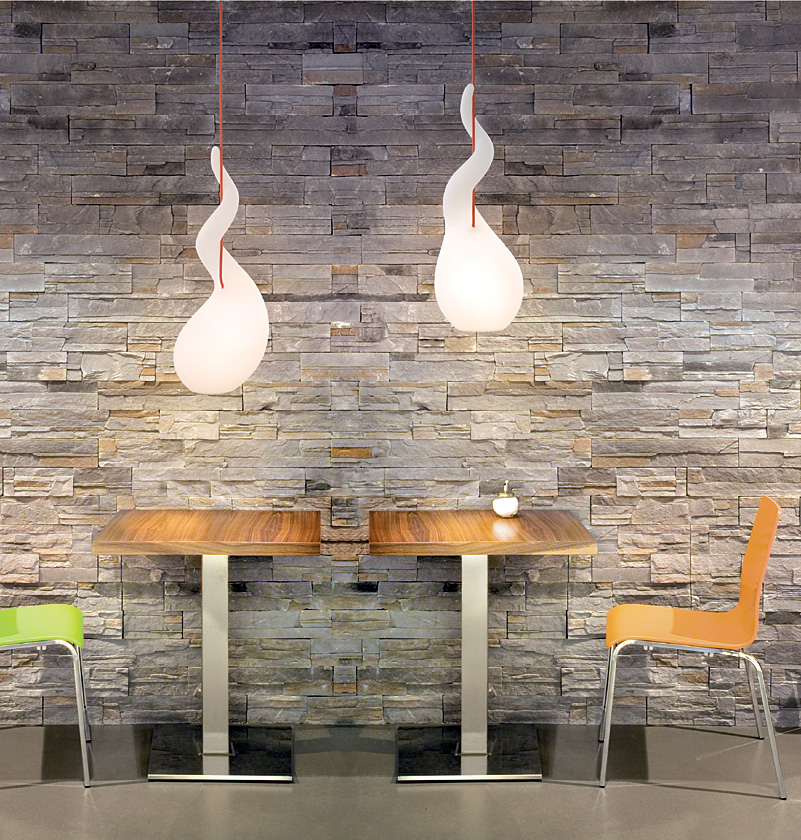 Zwei Alien Pendelleuchten in Silber über Tischen, moderne Designerleuchte für Wohnraum und Esszimmer.