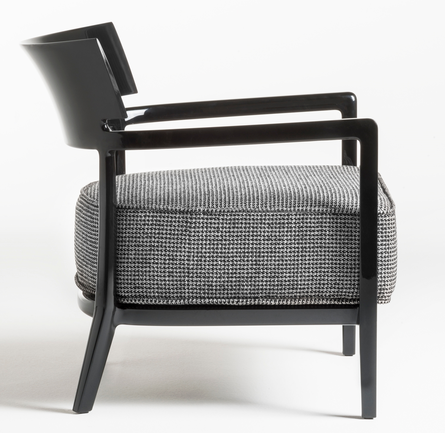 Schwarzer Cara Sessel von Kartell, Seitenansicht. Design Sessel mit gemustertem Bezug.