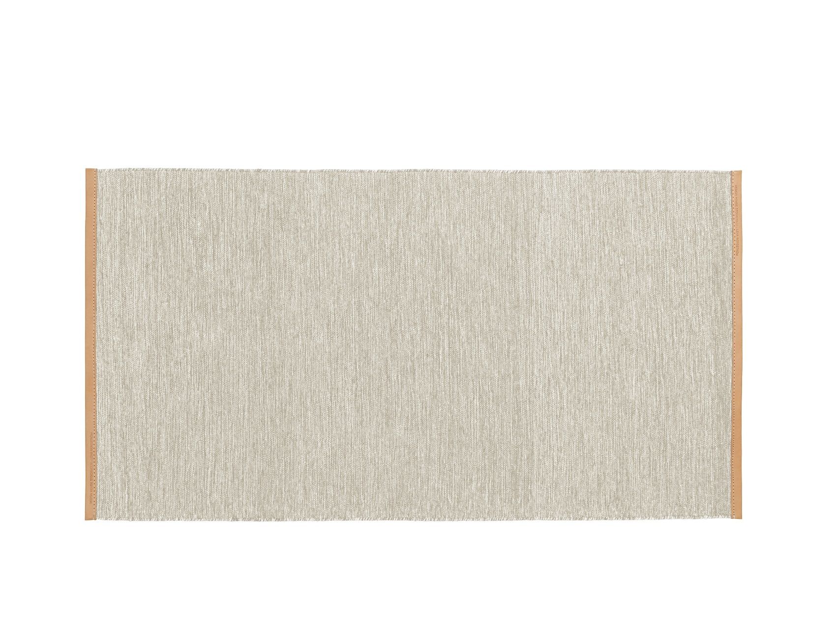 Beige Björk Teppich von Design House Stockholm: Detailaufnahme des gewebten Wollteppichs mit Lederkante.