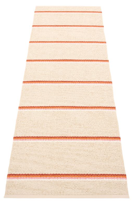 Olle Kunststoffteppich 70x240 Ziegel Pappelina: Beige Kunststoffmatte mit Ziegel- und Rosafarbenen Streifen. Strapazierfähiger Teppich für Innen und Außen.