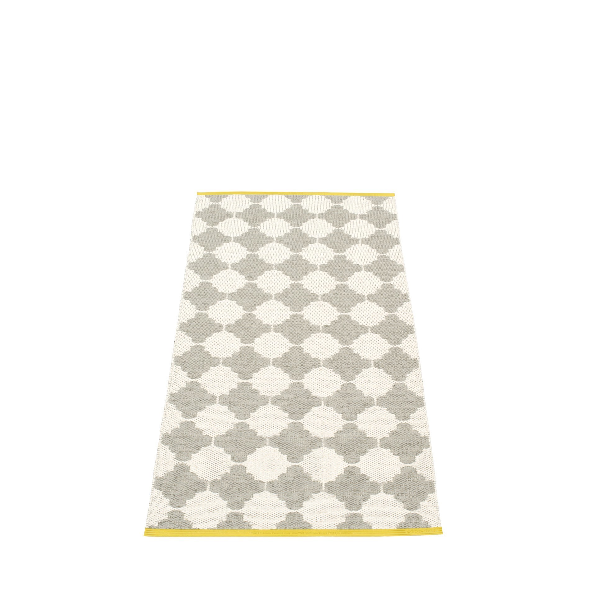 Marre Kunststoffteppich von Pappelina, 70x150 cm, mit grau-weißem Rautenmuster und gelbem Rand. Moderner Teppich für Innenräume.