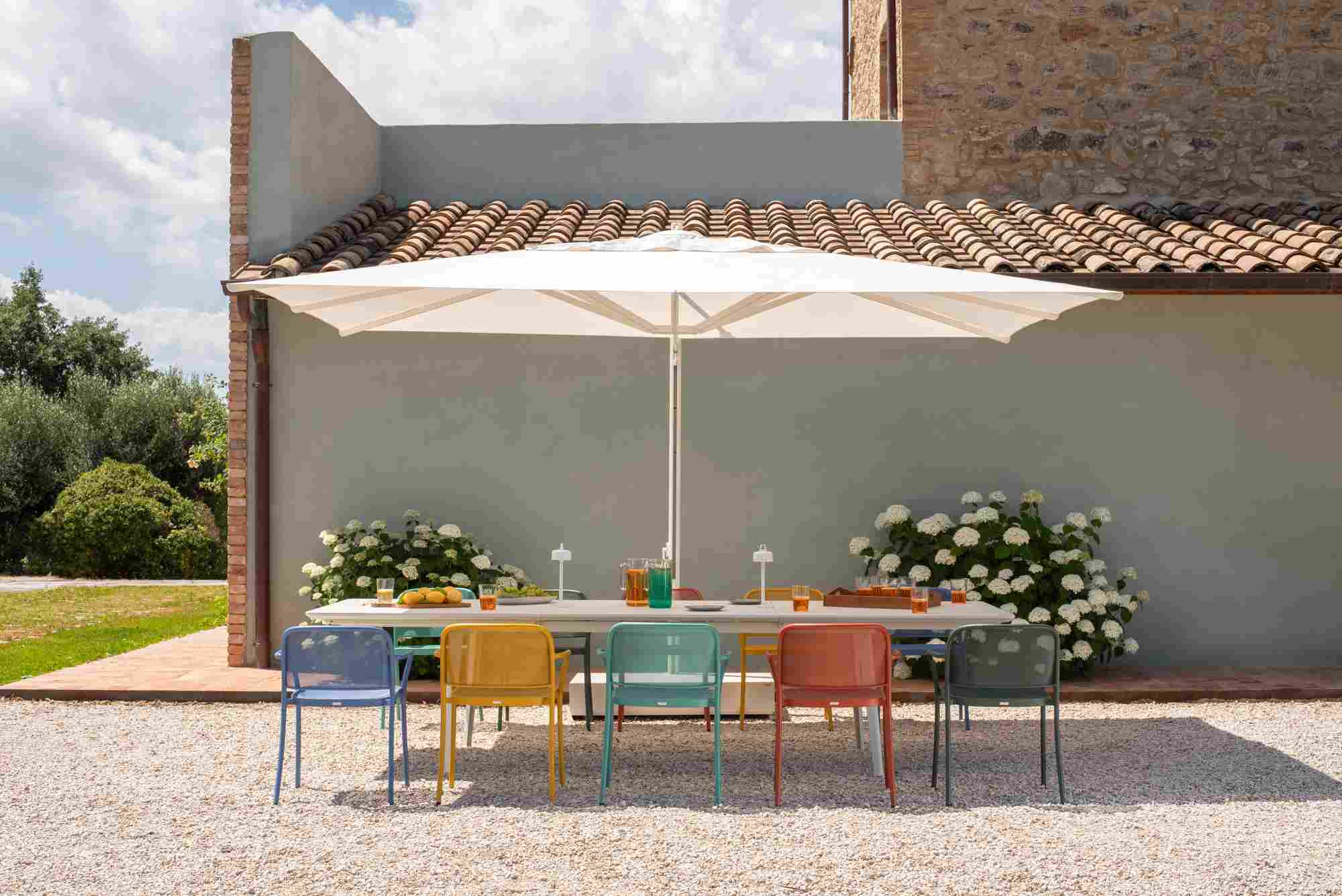 Café Armchair von Emu: Farbenfroher Outdoor Armlehnstuhl aus Metall für Garten und Terrasse.