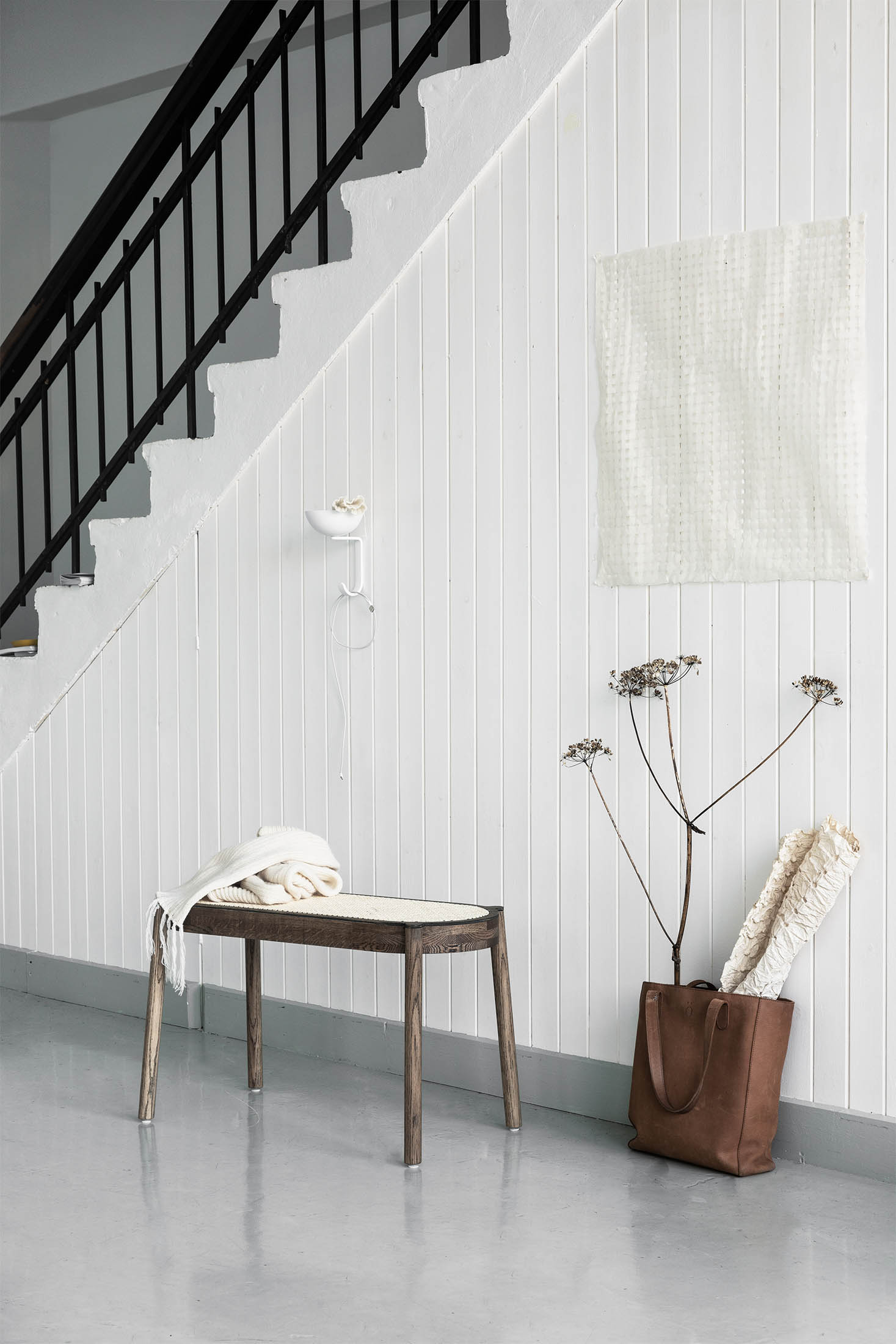 Geräucherte Eichenbank "Pal Bank" mit Decke im Flur vor weißer Holzvertäfelung und Treppe.